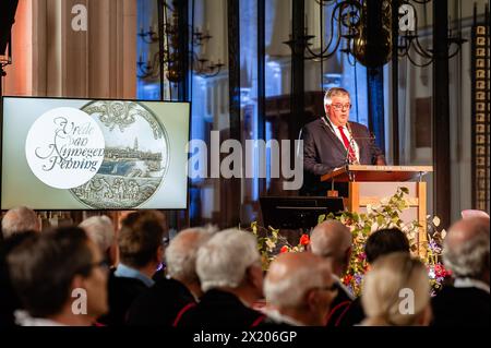 Der Bürgermeister von Nijmegen, Hubert Bruls, hält eine Rede. Die Medaille der Nijmegen-Verträge ist ein halbjährlicher Preis, der an eine internationale Schlüsselfigur oder eine Organisation verliehen wird, die in Politik, Wissenschaft, Wirtschaft oder Kultur einen besonderen Beitrag zur Entwicklung und Position Europas geleistet oder zum Frieden in Europa beigetragen hat. In diesem Jahr erhielt Eliot Higgins, der britische Gründer des internationalen investigativen Journalismuskollektivs Bellingcat den Preis für seinen innovativen Beitrag zu Frieden und Menschenrechten. (Foto: Ana Fernandez/SOPA Images/SIPA USA) Stockfoto