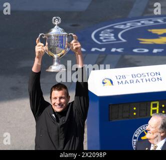 Boston, Massachusetts, USA 15. April 2024 ehemaliger Spieler der National Football League, Long Time New England Patriots Tight End und Grand Marshall des 128. Boston Marathon, der am 15. April 2024 die Trophäe winnerÕs an der Ziellinie des Marathons in Copley Square, Boston, Massachusetts, USA hielt. (Rick Friedman/Polaris) Stockfoto