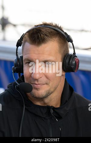 Boston, Massachusetts, USA 15. April 2024 ehemaliger Spieler der National Football League, Long Time New England Patriots Tight End und Grand Marshall beim 128. Boston Marathon während eines Interviews mit WVCB am 15. April 2024 an der Ziellinie des Marathons in Copley Square, Boston, Massachusetts, USA. (Rick Friedman/Polaris) Stockfoto