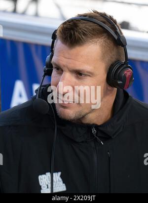 Boston, Massachusetts, USA 15. April 2024 ehemaliger Spieler der National Football League, Long Time New England Patriots Tight End und Grand Marshall beim 128. Boston Marathon während eines Interviews mit WVCB am 15. April 2024 an der Ziellinie des Marathons in Copley Square, Boston, Massachusetts, USA. (Rick Friedman/Polaris) Stockfoto