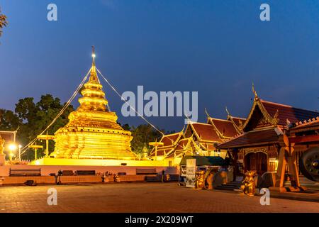 Der goldene Chedi des buddhistischen Tempels Wat Phra That Si in Chom Thong in der Abenddämmerung, Thailand, Asien Stockfoto