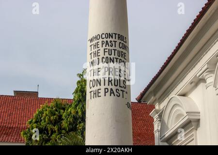 Auf den Säulen des Gallery National Building. Wer die Vergangenheit kontrolliert, kontrolliert die Zukunft. Wer das aktuelle steuert, steuert den Stockfoto