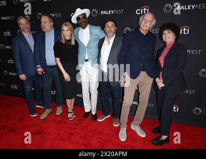 Hollywood, USA. April 2024. Judd Apatow, Jeff Garlin, Cheryl Hines, J B Smoove, Jeff Schaffer, Larry David, Susie Essman kommt beim PaleyFest LA an, halten Sie Ihre Begeisterung im Dolby Theater in Hollywood, CA am Donnerstag, den 18. April 2024. (Foto: Juan Pablo Rico/SIPA USA) Credit: SIPA USA/Alamy Live News Stockfoto