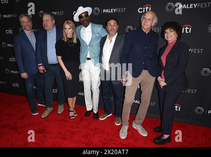 Hollywood, USA. April 2024. Judd Apatow, Jeff Garlin, Cheryl Hines, J B Smoove, Jeff Schaffer, Larry David, Susie Essman kommt beim PaleyFest LA an, halten Sie Ihre Begeisterung im Dolby Theater in Hollywood, CA am Donnerstag, den 18. April 2024. (Foto: Juan Pablo Rico/SIPA USA) Credit: SIPA USA/Alamy Live News Stockfoto