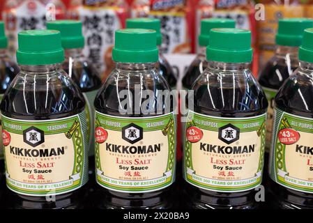 Sojasauce Kikkoman in Flaschen am 5. März 2024 in Bangkok, Thailand. Stockfoto