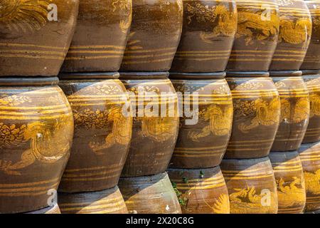 Reihen glasierter Wasserbehälter mit Drachenmuster Stockfoto