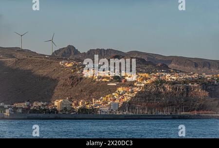 San Cristobal im warmen Abendlicht vom Meer aus gesehen, La Gomera, Kanarische Inseln, Spanien Stockfoto