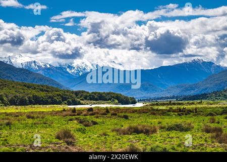 Blick auf die Berge und den Fluss von einer Wanderung auf dem Weg zum Milford Sound Stockfoto