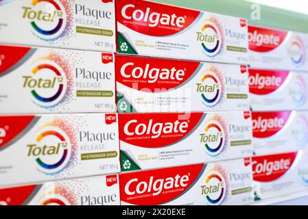 Packungen Colgate Total Zahnpasta in einem Regal am 5. März 2024 in Bangkok, Thailand. Stockfoto