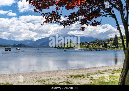 Blick auf den Lake Wanaka von Wanaka und von Aussichtsbereichen. Stockfoto