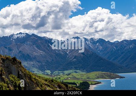 Blick auf den Lake Wanaka von Wanaka und von Aussichtsbereichen. Stockfoto