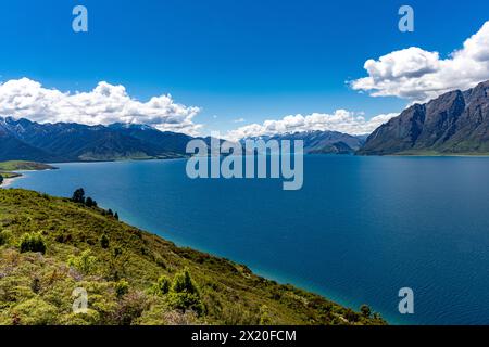 Blick auf den Lake Wanaka von Wanaka und von Aussichtsbereichen. Stockfoto