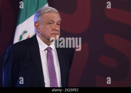 Mexiko-Stadt, Mexiko. April 2024. Der mexikanische Präsident Andres Manuel Lopez Obrador gestikuliert während einer Briefing-Konferenz im Nationalpalast. Am 18. April 2024 in Mexiko-Stadt. (Foto: Ismael Rosas/Eyepix Group/SIPA USA) Credit: SIPA USA/Alamy Live News Stockfoto