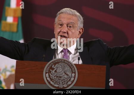 Mexiko-Stadt, Mexiko. April 2024. Der mexikanische Präsident Andres Manuel Lopez Obrador gestikuliert während einer Briefing-Konferenz im Nationalpalast. Am 18. April 2024 in Mexiko-Stadt. (Foto: Ismael Rosas/Eyepix Group/SIPA USA) Credit: SIPA USA/Alamy Live News Stockfoto