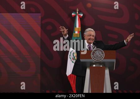 Mexiko-Stadt, Mexiko. April 2024. Der mexikanische Präsident Andres Manuel Lopez Obrador gestikuliert während einer Briefing-Konferenz im Nationalpalast. Am 18. April 2024 in Mexiko-Stadt. (Foto: Ismael Rosas/Eyepix Group/SIPA USA) Credit: SIPA USA/Alamy Live News Stockfoto