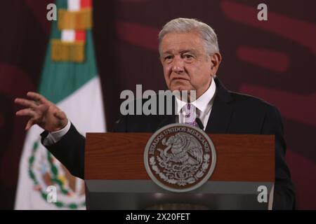 Mexiko-Stadt, Mexiko. April 2024. Der mexikanische Präsident Andres Manuel Lopez Obrador gestikuliert während einer Briefing-Konferenz im Nationalpalast. Am 18. April 2024 in Mexiko-Stadt. (Foto: Ismael Rosas/Eyepix Group/SIPA USA) Credit: SIPA USA/Alamy Live News Stockfoto