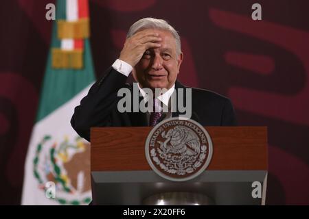 Mexiko-Stadt, Mexiko. April 2024. Der mexikanische Präsident Andres Manuel Lopez Obrador gestikuliert während einer Briefing-Konferenz im Nationalpalast. Am 18. April 2024 in Mexiko-Stadt. (Foto: Ismael Rosas/Eyepix Group/SIPA USA) Credit: SIPA USA/Alamy Live News Stockfoto