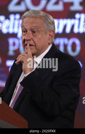 Mexiko-Stadt, Mexiko. April 2024. Der mexikanische Präsident Andres Manuel Lopez Obrador gestikuliert während einer Briefing-Konferenz im Nationalpalast. (Kreditbild: © Ismael Rosas/OKULARIS via ZUMA Press Wire) NUR REDAKTIONELLE VERWENDUNG! Nicht für kommerzielle ZWECKE! Stockfoto