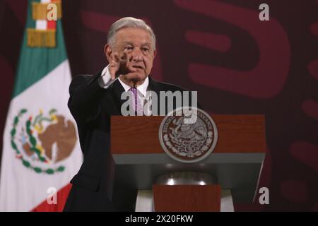 Mexiko-Stadt, Mexiko. April 2024. Der mexikanische Präsident Andres Manuel Lopez Obrador gestikuliert während einer Briefing-Konferenz im Nationalpalast. (Kreditbild: © Ismael Rosas/OKULARIS via ZUMA Press Wire) NUR REDAKTIONELLE VERWENDUNG! Nicht für kommerzielle ZWECKE! Stockfoto