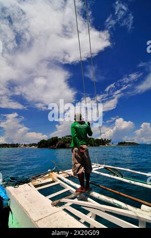 Ein bangka-Boot in Malapascua, Central Visayas, den Philippinen. Stockfoto