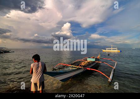 Ein bangka-Boot in Malapascua, Central Visayas, den Philippinen. Stockfoto