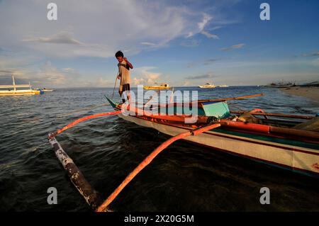 Ein bangka-Boot in Malapascua, Central Visayas, den Philippinen. Stockfoto