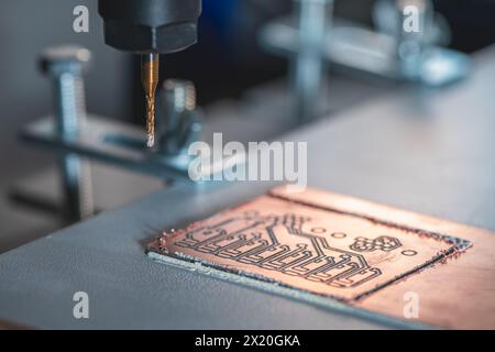 Maschine mit numerischer Steuerung CNC führt Fräsen von Leiterplatten, Leiterplattengravur, DIY-Leiterplatten-Leiterplatten-Leiterplatten durch Stockfoto