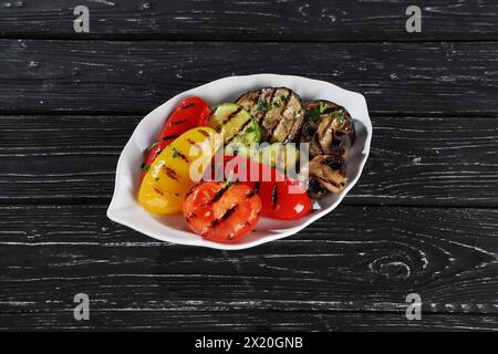 Gegrilltes Gemüse auf schwarzem Hintergrund Stockfoto