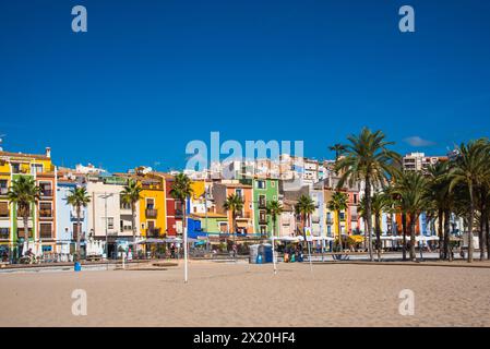 Vilayoyosa, die bunte Stadt, die Costa Blanca, auf einem Hügel und direkt am Strand, Spanien Stockfoto