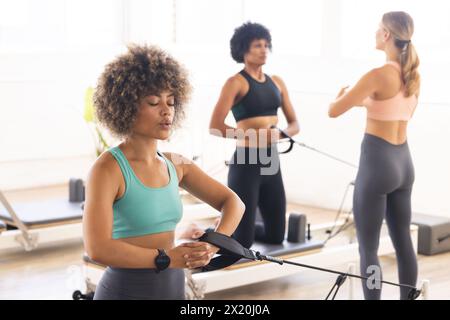 Eine Gruppe von Frauen, die im Studio Reformerpilates praktizieren Stockfoto
