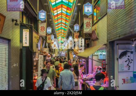 Blick auf die Stadt Kyoto in der Region Kansai auf der Insel Honshu. Hier sind Bilder von einem Markt. Stockfoto