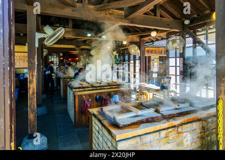 Beppu ist eine große Stadt und ein wichtiger Badeort in Japan, hier die öffentlichen Imbissstände in der Region Kyushu, Präfektur Oita. Stockfoto