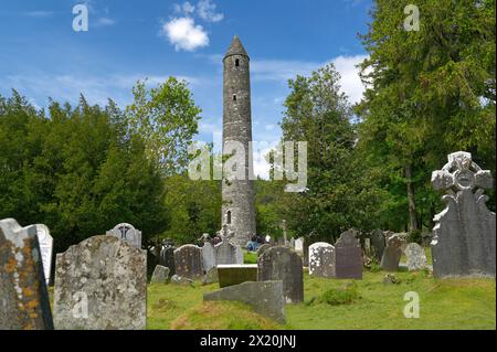 Irland, County Wicklow, Glendalough, Klostersiedlung, Friedhof mit rundem Turm Stockfoto
