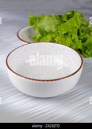 Keramische Tonplatte mit dunkler Kante auf grauem Hintergrund Stockfoto