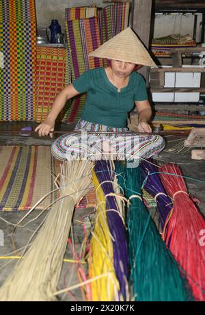 Ein Mattenweber, der in seinem Haus in einem kleinen Dorf in Cẩm Kim, Hội an, Vietnam arbeitet. Stockfoto