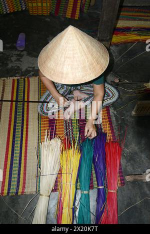 Ein Mattenweber, der in seinem Haus in einem kleinen Dorf in Cẩm Kim, Hội an, Vietnam arbeitet. Stockfoto