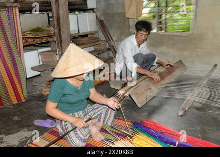 Ein Mattenweber, der in seinem Haus in einem kleinen Dorf in Cẩm Kim, Hội an, Vietnam arbeitet. Stockfoto