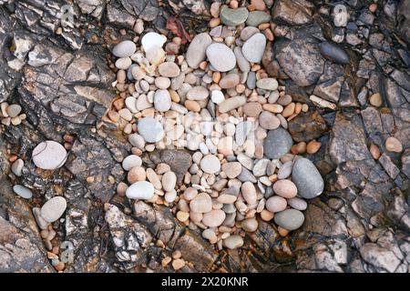 Irland, County Donegal, Great Pollet Arch, Kieselsteine am Strand Stockfoto