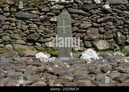 Irland, County Kerry, Dingle Peninsula, Gallarus Oratory Monument, erbaut Ende des 8. Jahrhunderts, altes Steinkreuz Stockfoto