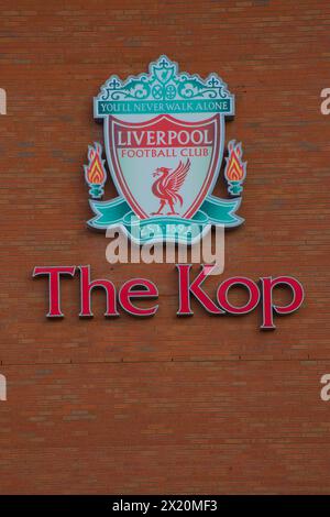 England, Liverpool - 29. Dezember 2023: Clubwappen im Kop in Anfield. Stockfoto