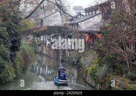 Reiniger auf einem Kanal in der Altstadt von Fengjing im Bezirk Jinshan in Shanghai, China 19. Dezember 2023. Foto von Tim Chong Stockfoto