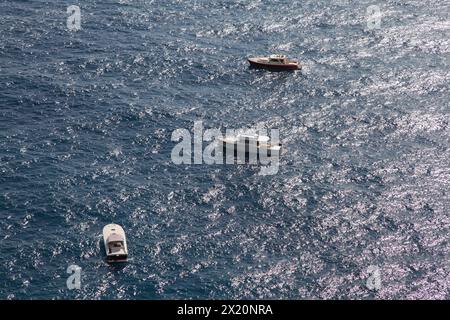 Yacht, die durch das blaue Meer italiens in Capri zieht. Stockfoto