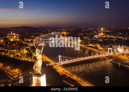 Blick aus der Vogelperspektive auf den Gellert-Hügel und die Zitadelle mit Freiheitsstatue und Donau bei Nacht, Budapest, Pest, Ungarn, Europa Stockfoto