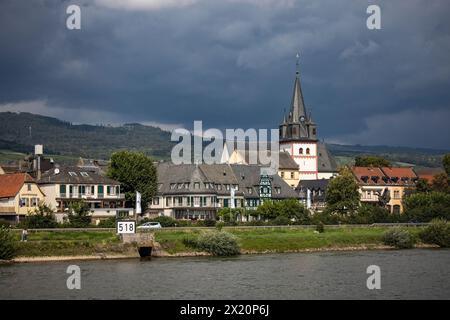 Wegmarkierungsschild auf dem Rhein mit Hotel Schwan und Kirche vom Flusskreuzschiff Oestrich-Winkel aus gesehen, Hessen, Deutschland, Europa 518 Stockfoto