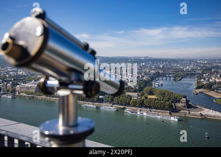 Deutsches Eck am Zusammenfluss von Mosel und Rhein von der Festung Ehrenbreitstein mit Münzteleskop im Vordergrund, Koblen Stockfoto