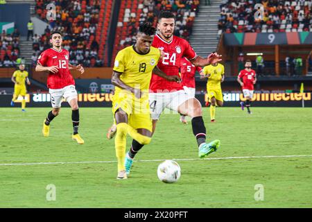 ABIDJAN, ELFENBEINKÜSTE - 14. JANUAR; Witi von Mosambik und Mohamed Abdelmonem von Ägypten während des TotalEnergies Caf Africa Cup of Nations (Afcon 202 Stockfoto