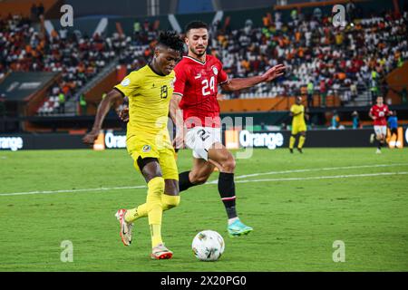 ABIDJAN, ELFENBEINKÜSTE - 14. JANUAR; Witi von Mosambik und Mohamed Abdelmonem von Ägypten während des TotalEnergies Caf Africa Cup of Nations (Afcon 202 Stockfoto