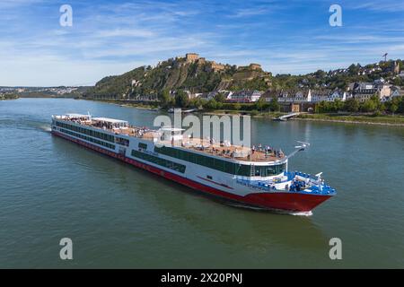 Luftaufnahme des Flussschiffes Rhein Symphonie (nicko-Kreuzfahrten) auf dem Rhein mit der Festung Ehrenbreitstein dahinter, Koblenz, Rheinland-Pfalz, Stockfoto