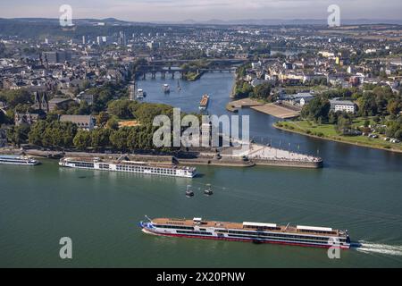 Das Flussschiff Rhein Melodie (nicko Cruises) passiert Deutsches Eck am Zusammenfluss von Mosel und Rhein, von der Festung Ehrenbreitstein aus gesehen. Stockfoto