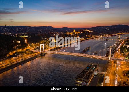 Aus der Vogelperspektive von Kreuzfahrtschiffen, die auf der Donau mit Brücken, der Burg Buda und der Fischerbastei in der Abenddämmerung liegen, Budapest, Pest, Ungarn, Europa Stockfoto
